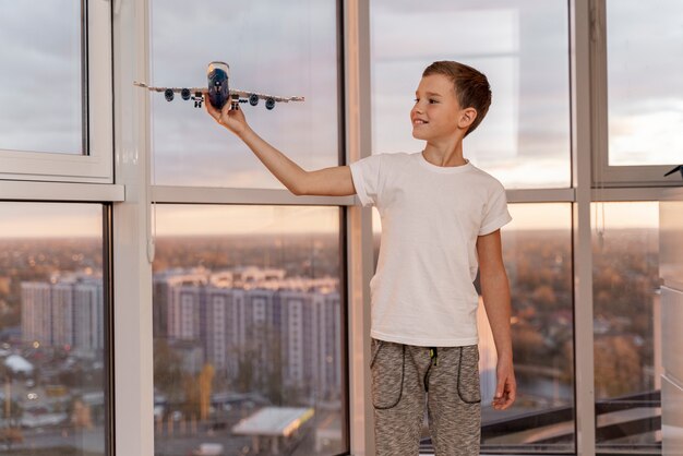 Niño jugando en su habitación