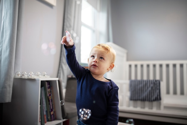 Foto gratuita niño jugando en su habitación