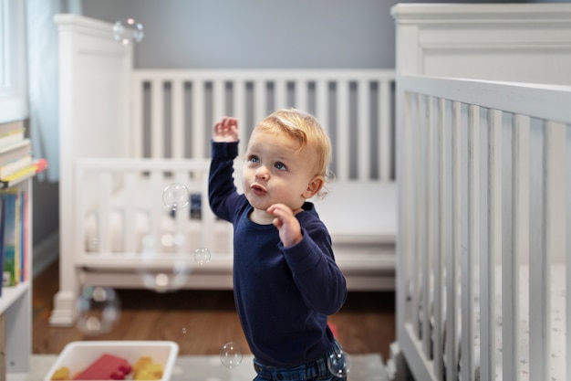 Foto gratuita niño jugando en su habitación