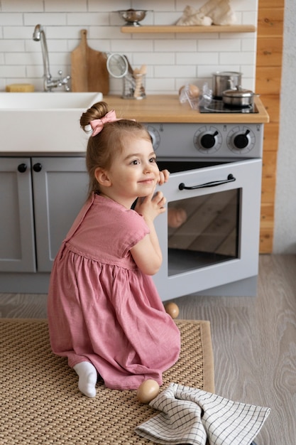 Foto gratuita niño jugando en su habitación