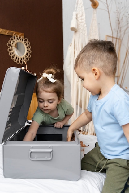 Foto gratuita niño jugando en su habitación