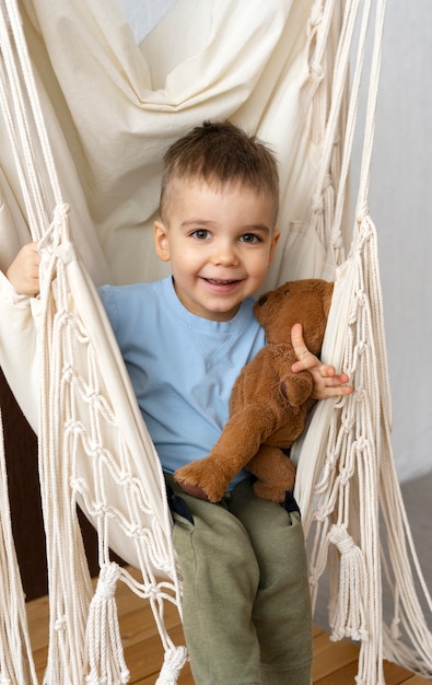 Foto gratuita niño jugando en su habitación