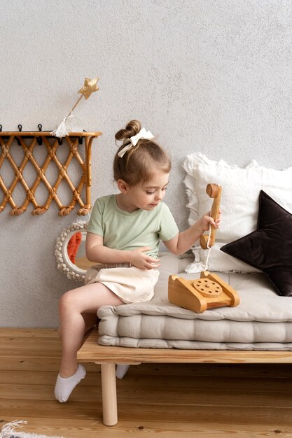 Niño jugando en su habitación