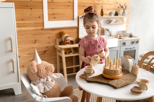 Foto gratuita niño jugando en su habitación