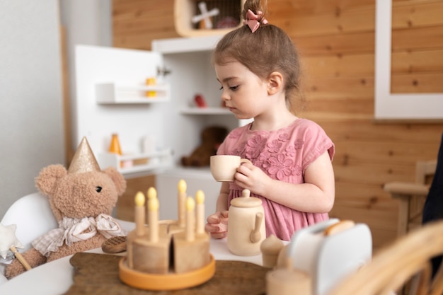 Foto gratuita niño jugando en su habitación