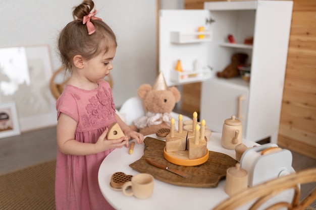 Foto gratuita niño jugando en su habitación