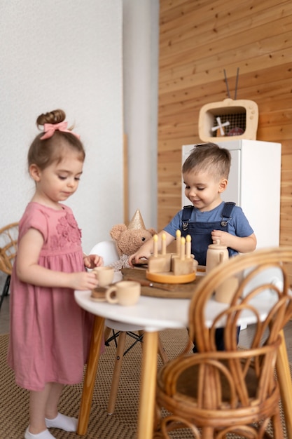 Foto gratuita niño jugando en su habitación