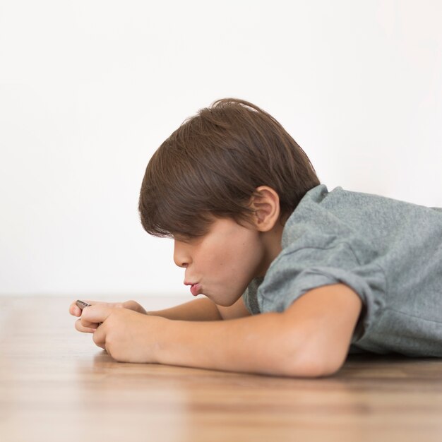 Niño jugando en teléfono inteligente