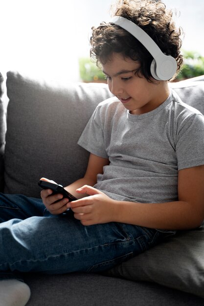 Niño jugando en el teléfono inteligente