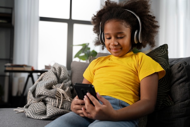 Niño jugando en el teléfono inteligente