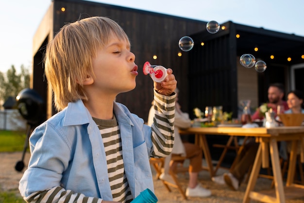 Foto gratuita niño jugando de tiro medio