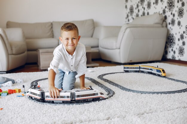 Niño jugando con tren de juguete en una sala de juegos