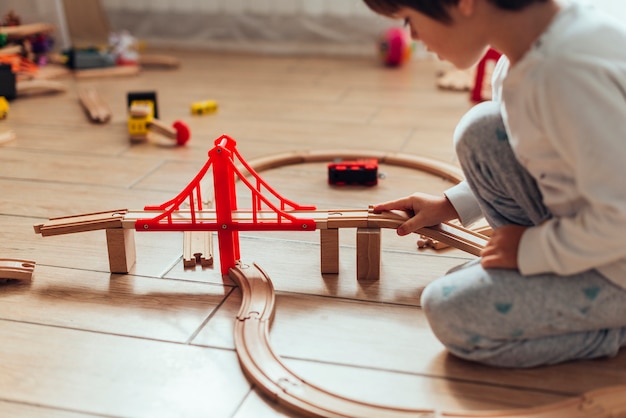 Foto gratuita niño jugando con tren de juguete