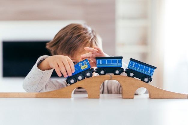 Foto gratuita niño jugando con tren de juguete