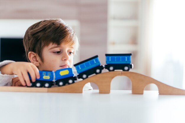 Niño jugando con tren de juguete