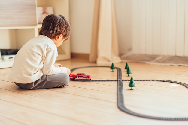 Foto gratuita niño jugando con tren de juguete