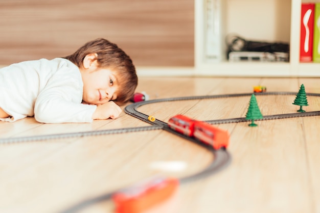 Foto gratuita niño jugando con tren de juguete