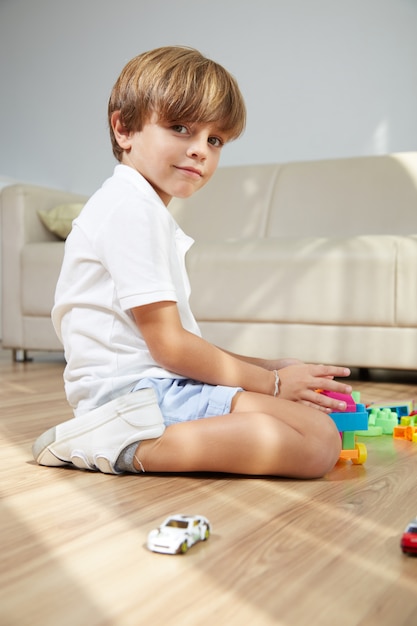 Niño jugando