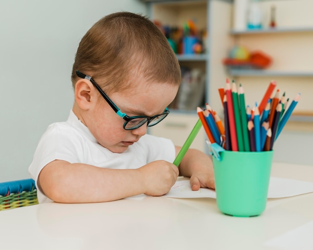 Niño jugando