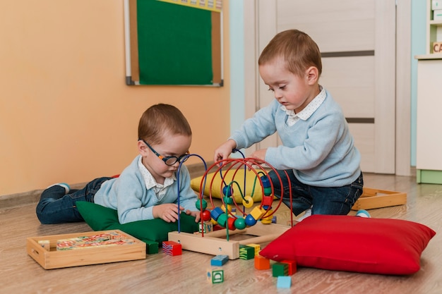 Foto gratuita niño jugando