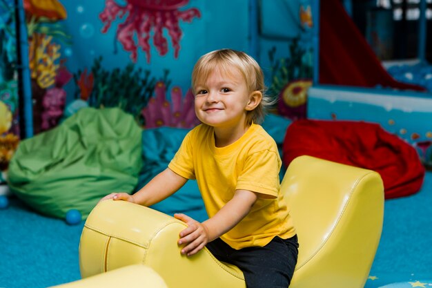 Niño jugando