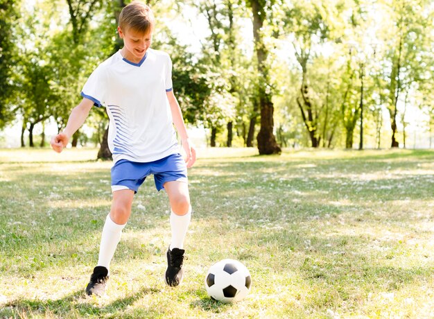 Niño, jugar al fútbol, solo