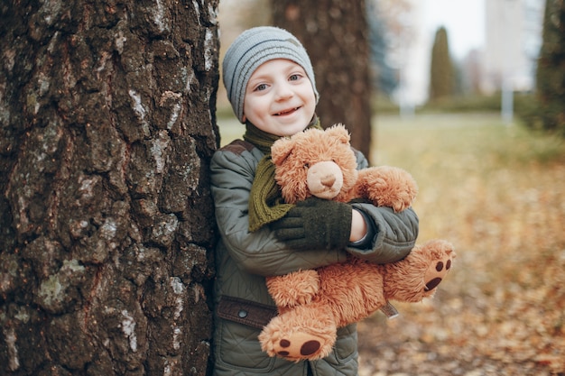 Foto gratuita niño con juguete