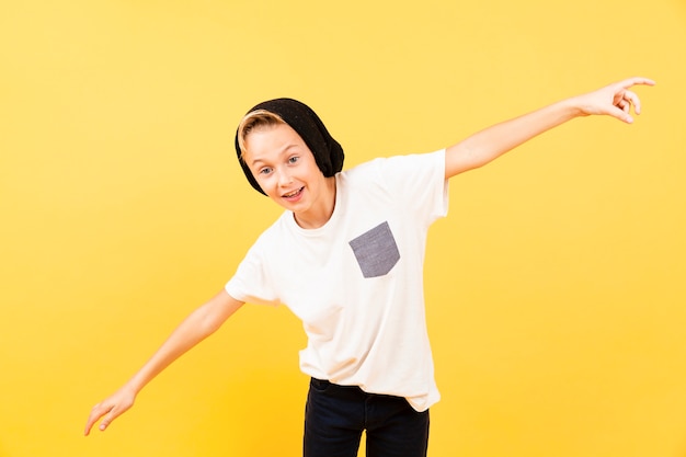 Foto gratuita niño juguetón con brazos como avión volando