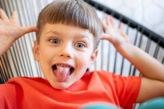 Foto gratuita niño juguetón en casa