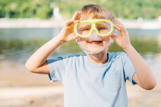 Niño juguetón con gafas.