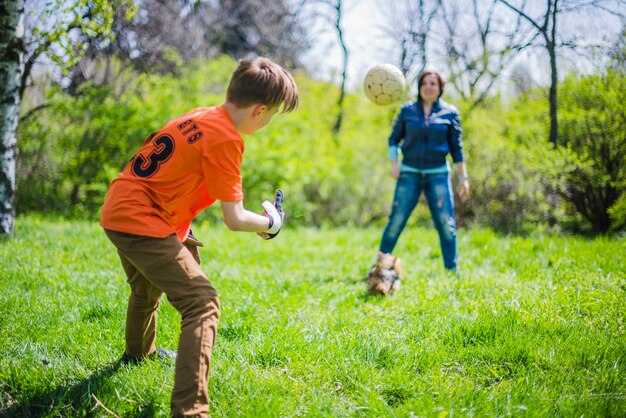 Niño lanzando el balón a su madre