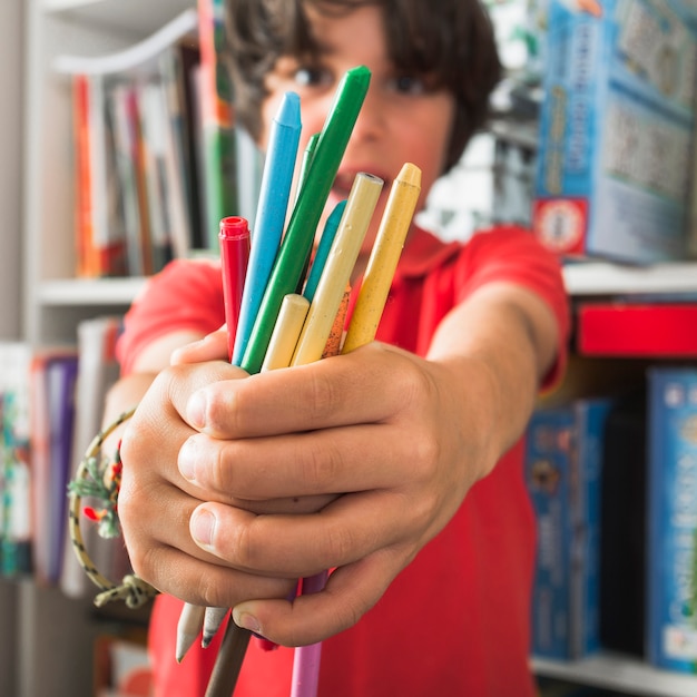 Foto gratuita niño con lápices de dibujo