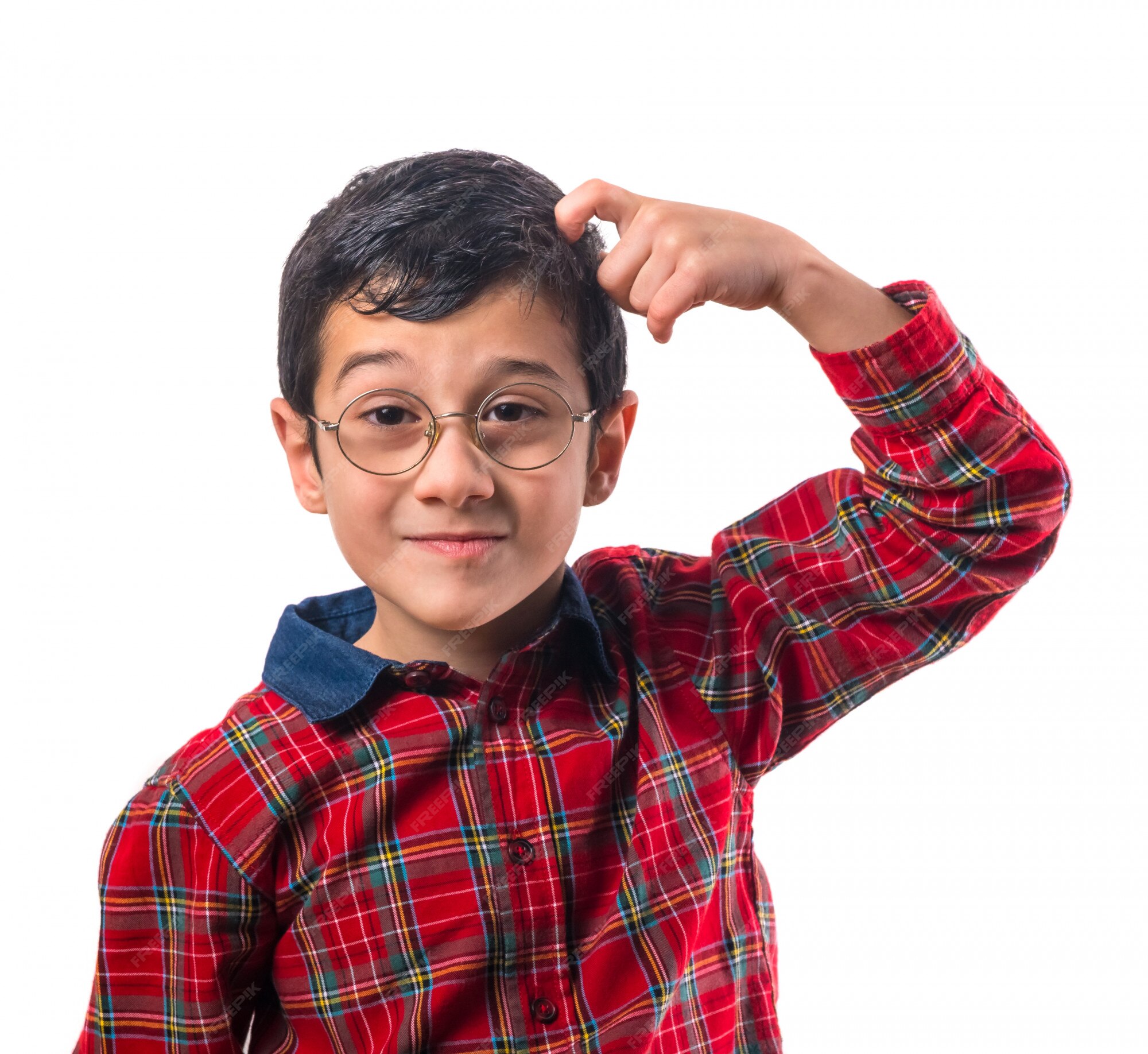 Niño con lentes se rasca la cabeza Foto Premium