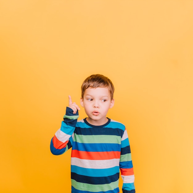 Foto gratuita niño levantando dedo