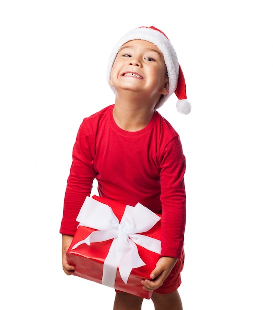 Niño levantando un regalo