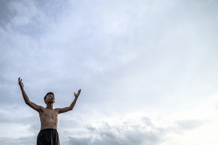 Foto gratuito el niño levantó la mano hacia el cielo para pedir lluvia, calentamiento global y crisis de agua.