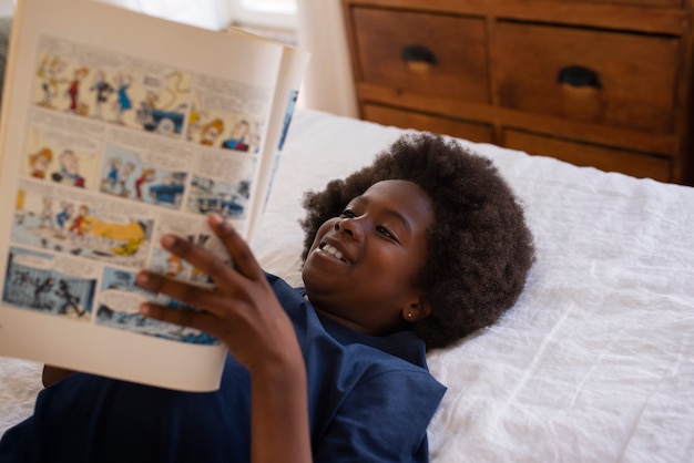 Foto gratuita niño leyendo cómics