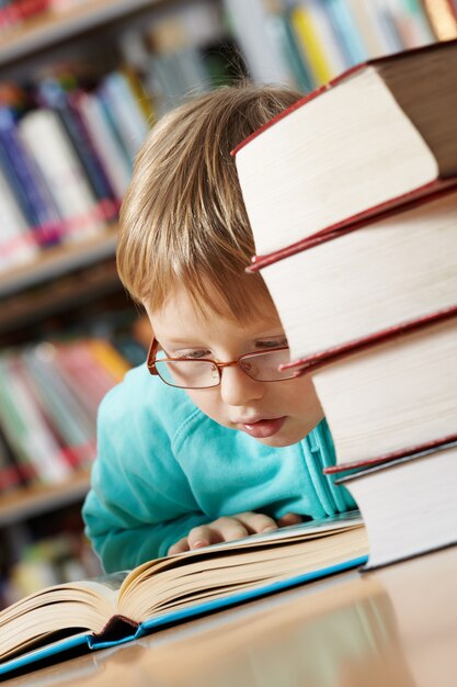 Niño leyendo una enciclopedia