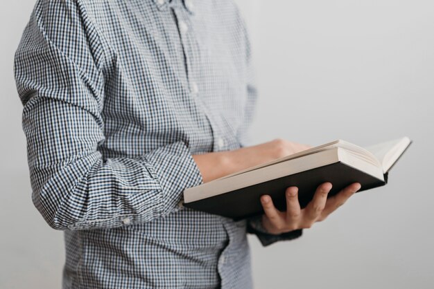 Niño leyendo un libro sagrado