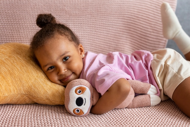 Foto gratuita niño lindo con animal de peluche