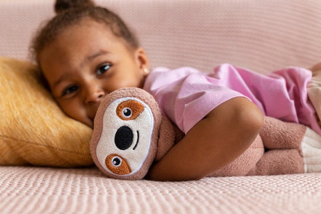 Niño lindo con animal de peluche