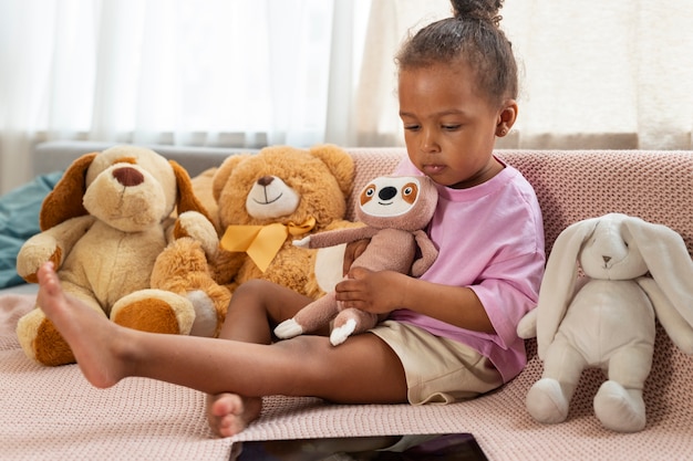 Foto gratuita niño lindo con animal de peluche