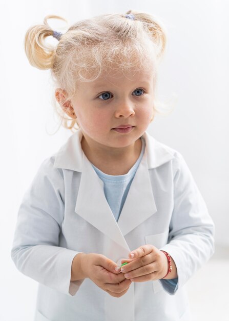 Niño lindo con bata de laboratorio