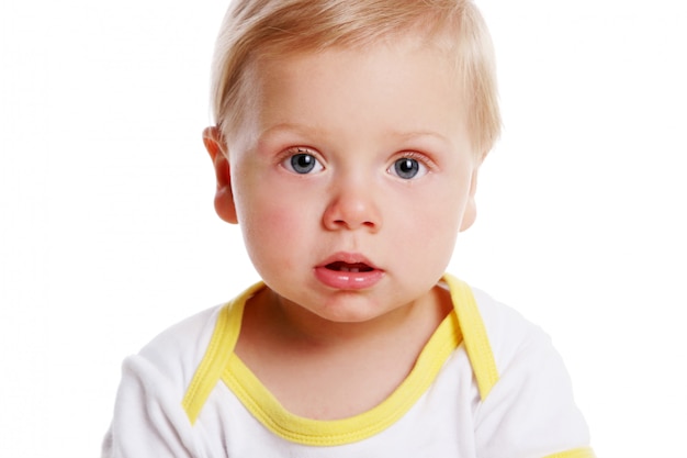 Niño lindo en blanco