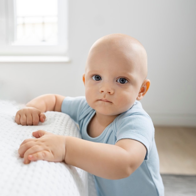 Foto gratuita niño lindo en casa durante la cuarentena