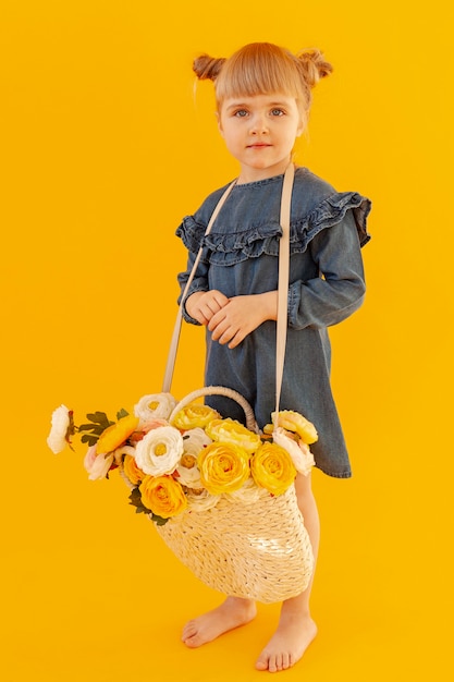 Niño lindo con cesta de flores