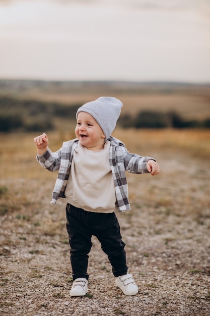 Niño lindo divirtiéndose en el campo