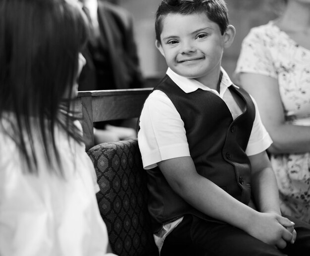 Niño lindo esperando a que llegue la novia