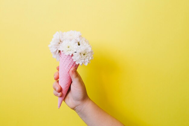 Niño con lindo helado floral