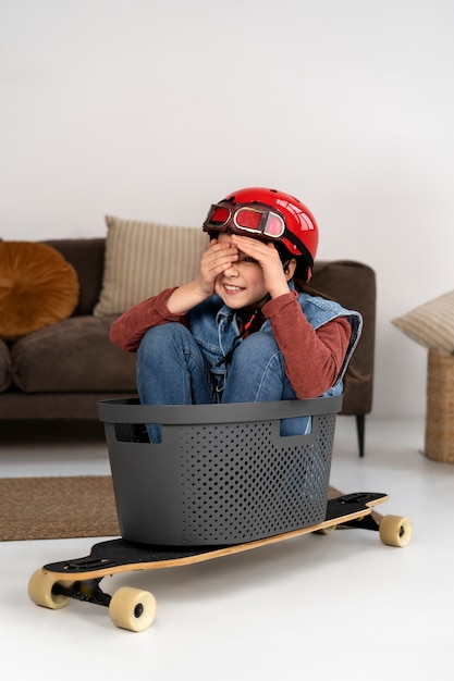 Foto gratuita niño lindo jugando con gafas voladoras